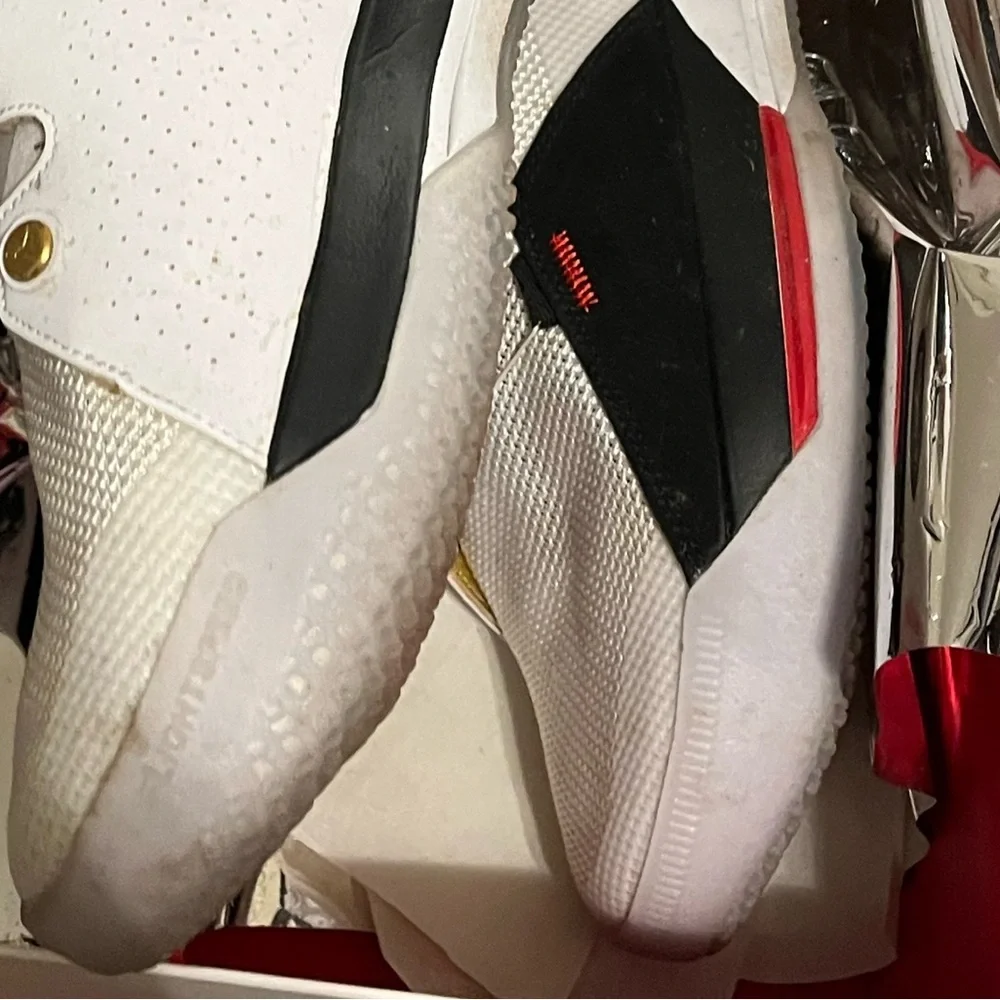 JORDAN XXXIII 12 White Metalic gold black mens 10